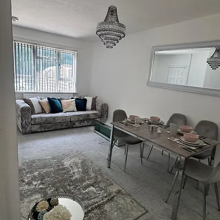 Peaceful Ideal For Contractors And Family Apartment